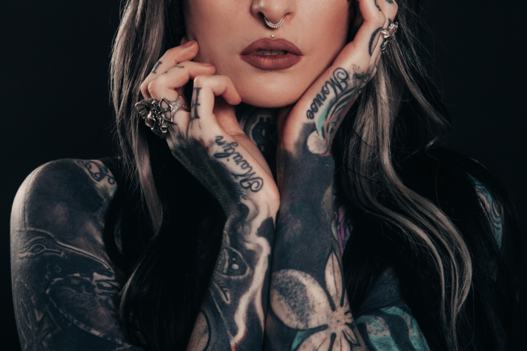 The size and color of a tattoo also affect the pain levels during removal. Larger tattoos require longer laser sessions, leading to more prolonged discomfort, while smaller tattoos can often be treated in just a few minutes. 